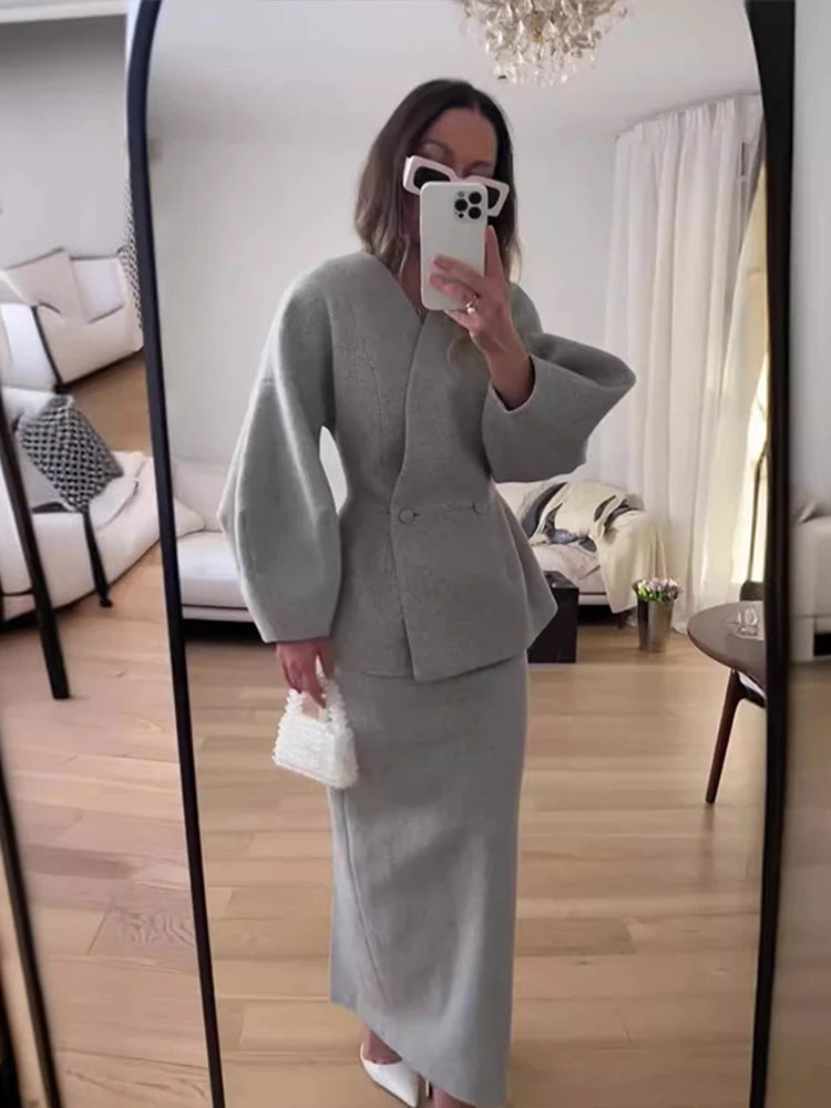 Conjunto elegante de blazer y falda