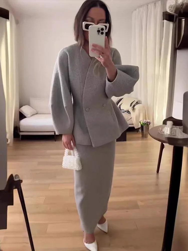 Conjunto elegante de blazer y falda
