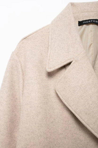 Abrigo de invierno gris con botones dobles