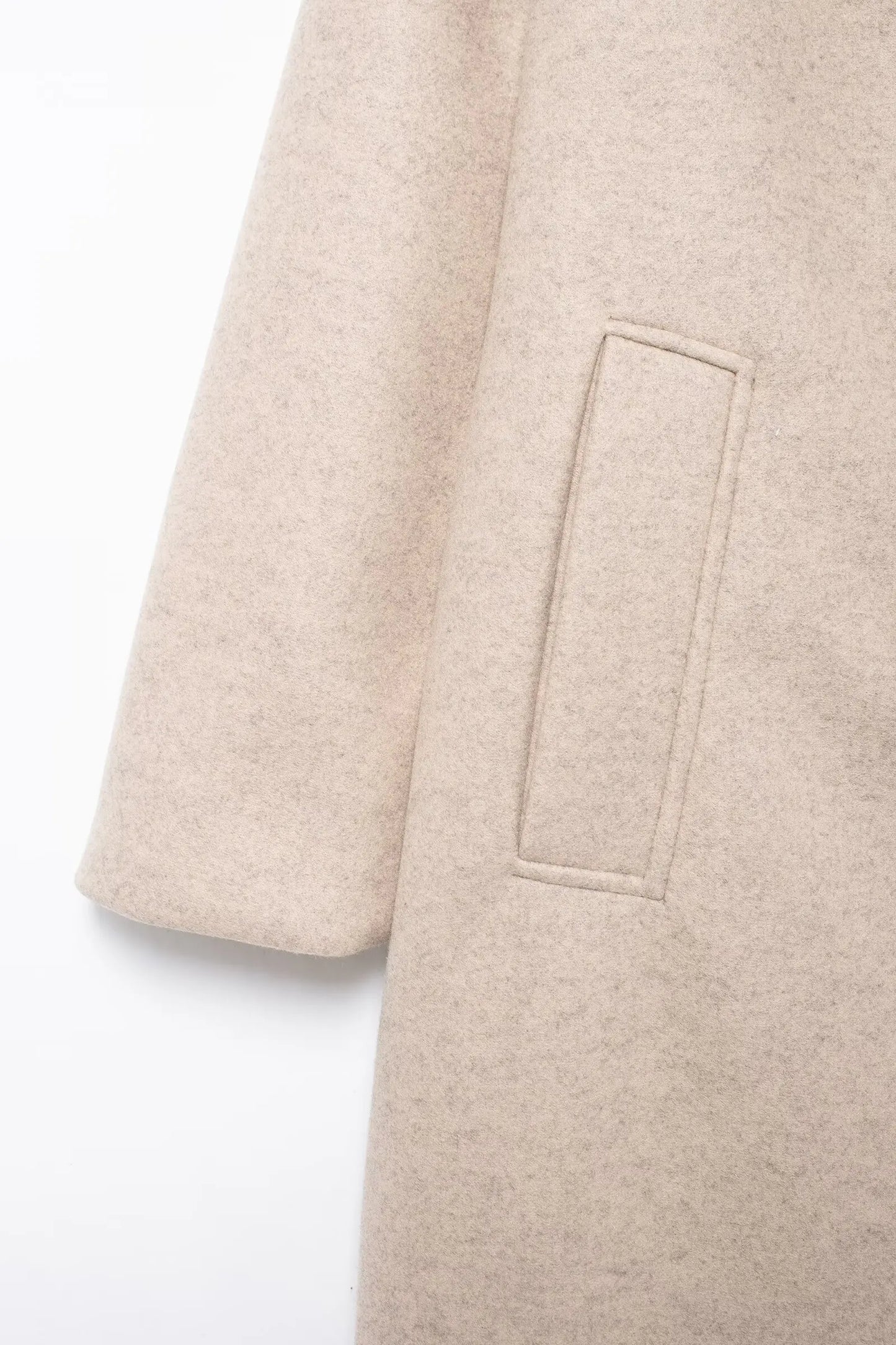 Abrigo de invierno gris con botones dobles