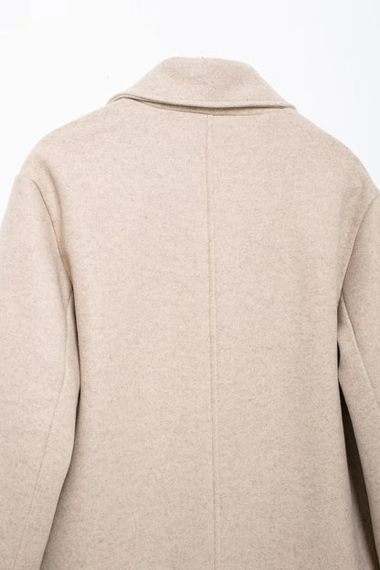 Abrigo de invierno gris con botones dobles