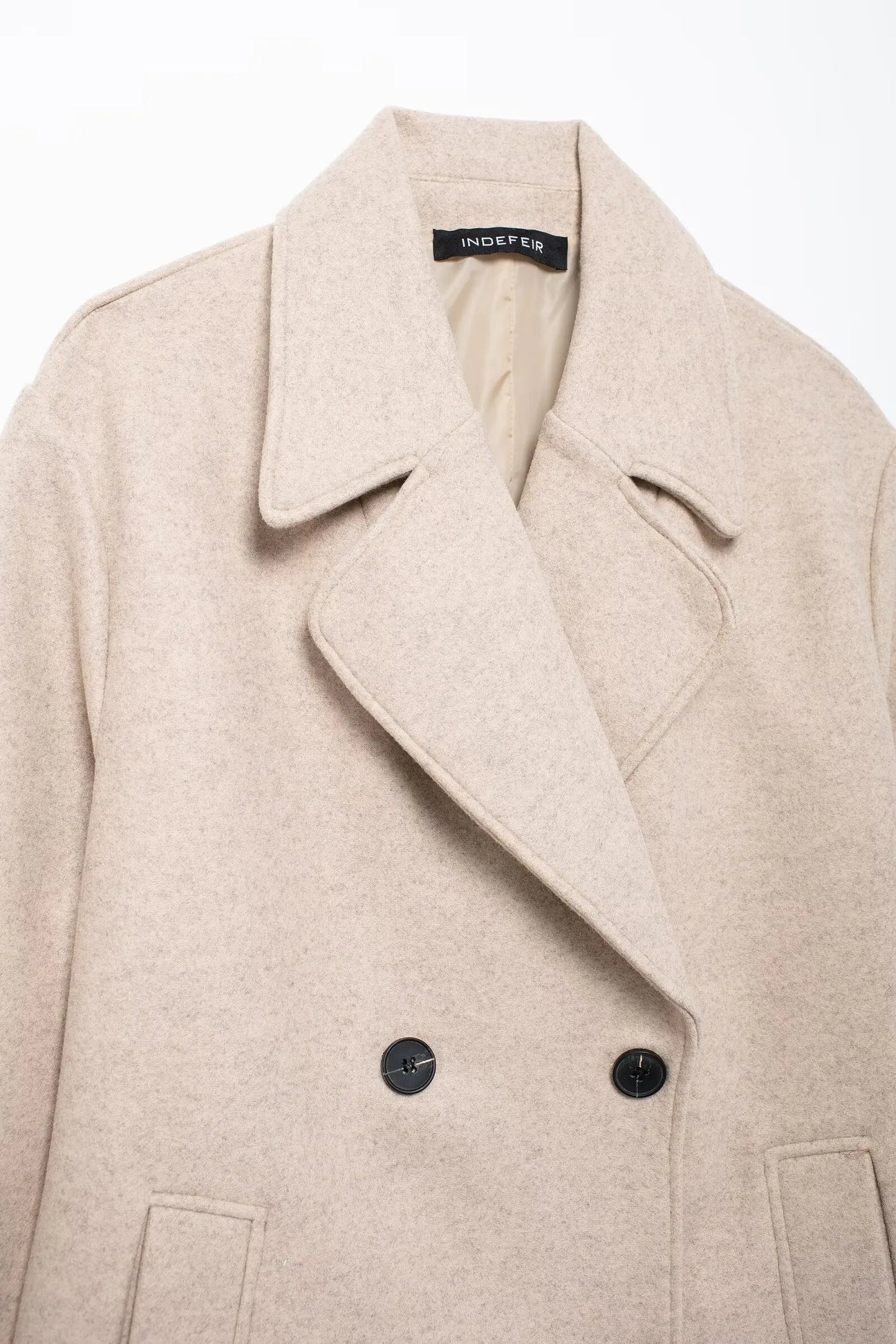Abrigo de invierno gris con botones dobles