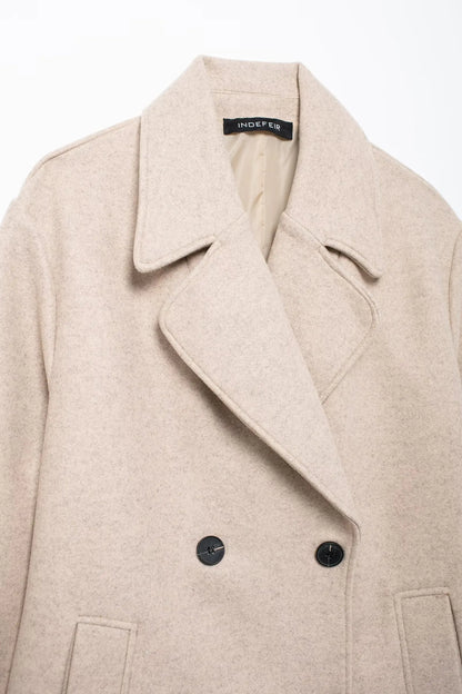 Abrigo de invierno gris con botones dobles
