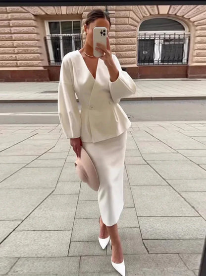 Conjunto elegante de blazer y falda