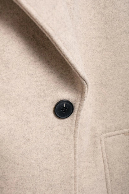 Abrigo de invierno gris con botones dobles
